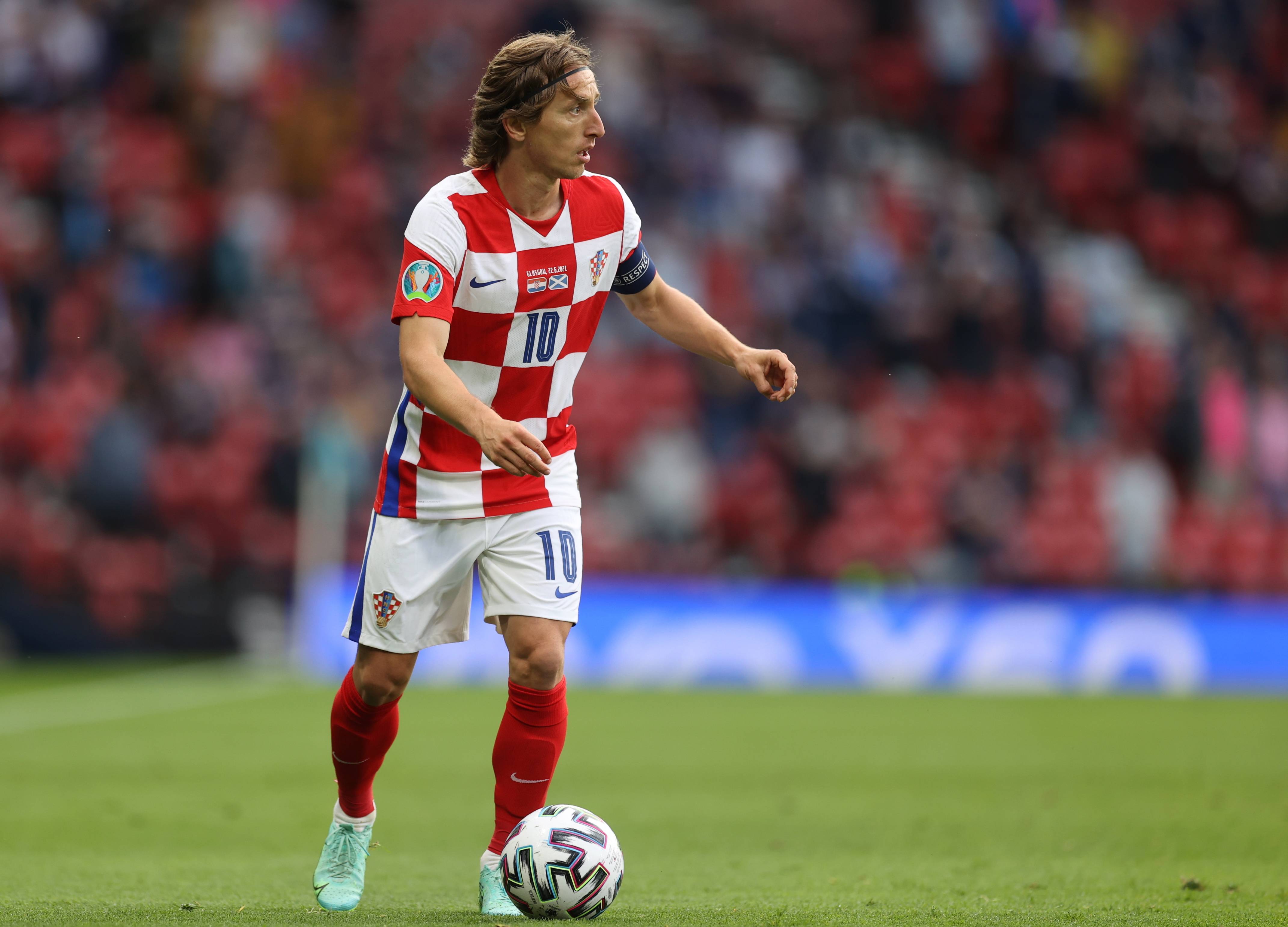 东体：国足海外拉练选迪拜